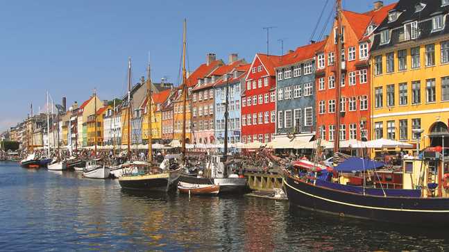 Copenhagen Business College - visit colorful buildings in Nyhavn.jpg
